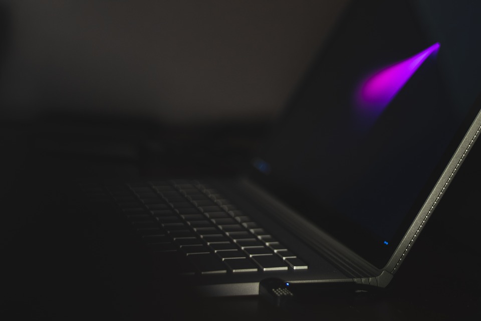 laptop ve tmě